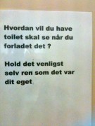 En godt dansket plakat på et toilet i naturen